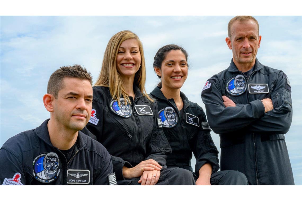 Die vier Crewmitglieder noch vor ihrem Ausflug ins All von links nach rechts: Jared Isaacman (l-r), Tech-Unternehmer, Anna Menon und Sarah Gillis, SpaceX-Mitarbeiterinnen, und Scott Poteet, pensionierter Oberstleutnant der Air Force. (Archivbild)