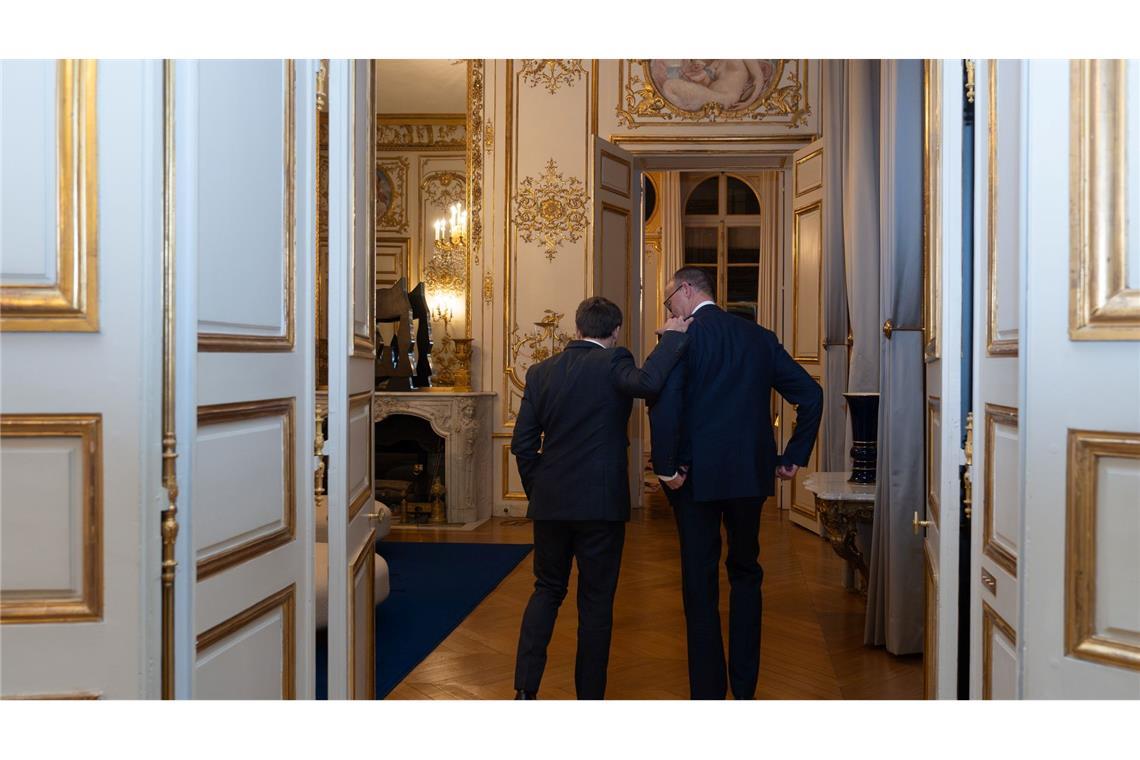 Die von der französischen Regierung verbreitete Aufnahme zeigt Unions-Kanzlerkandidat Friedrich Merz zu Besuch im Élysée-Palast mit dem französischen Präsident Emmanuel Macron.