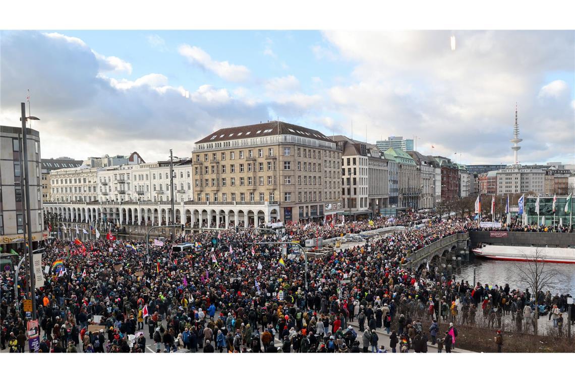 Die Vorgänge im Bundestag mobilisieren Zehntausende AfD-Gegner, die sich wie hier in Hamburg zu Demonstrationen versammeln.