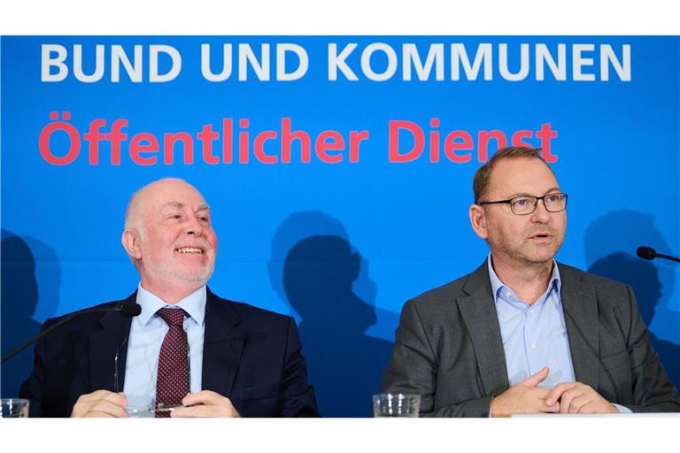 Die Vorsitzenden Ulrich Silberbach (Beamtenbund, links) und Frank Werneke (Verdi) stellen die Forderung zur neuen Tarifrunde vor.