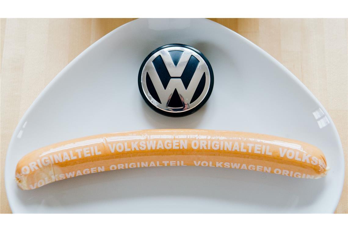 Die VW-Currywurst ist nicht nur in den Werkskantinen erhältlich, sondern auch in vielen Supermärkten. (Archivfoto)