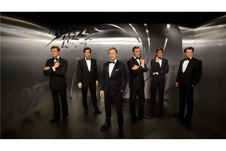 Die Wachsfiguren der bisherigen sechs James Bond-Darsteller (von links): Sir Roger Moore, Timothy Dalton, Daniel Craig, Sir Sean Connery, George Lazenby und Pierce Brosnan stehen bei Madame Tussauds