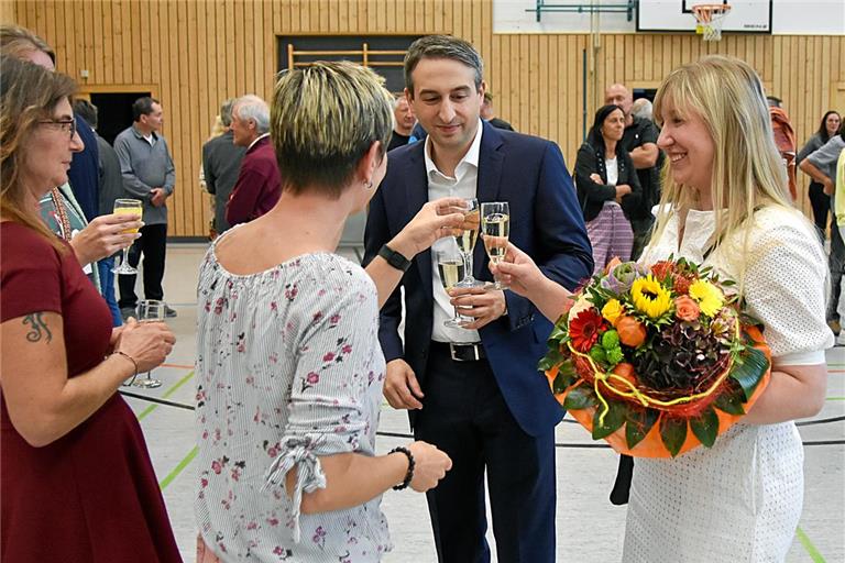 Die Wahl und ihr Ergebnis waren für Max Schäfer und seine Frau Adalina (rechts) Grund, mit den vielen erschienenen Bürgerinnen und Bürgern in der Mehrzweckhalle anzustoßen. Foto: Tobias Sellmaier