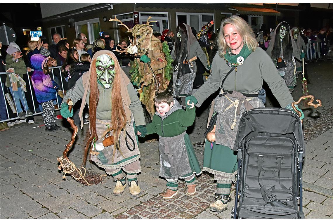 Die Waldglashexen aus Großerlach mit ihrem Nachwuchs. Murreder Nachtumzug durch ...