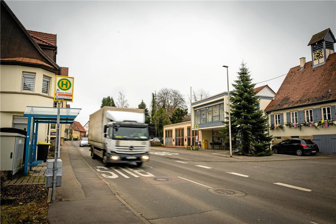 Die Waldremser Ortsmitte soll langfristig vor allem im Bereich um die Stadtteilgeschäftsstelle umgestaltet werden. Fotos: Alexander Becher