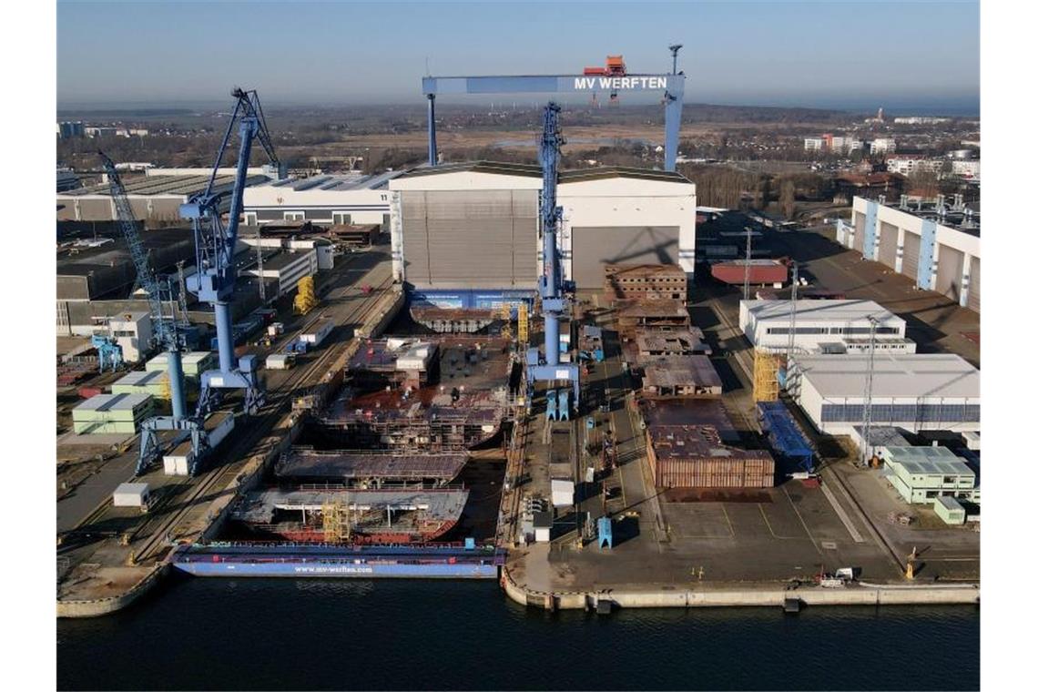 Finanzierung für MV Werften - „Standorte bleiben warm“ Die Warnemünder Werft von MV Werften. Im Dock, neben dem Dock und in den Schiffbauhallen liegen halbfertige Sektionen für den Neubau des Kreuzfahrtschiffes "Global 1". Foto: Bernd Wüstneck/dpa-Zentralbild/dpa