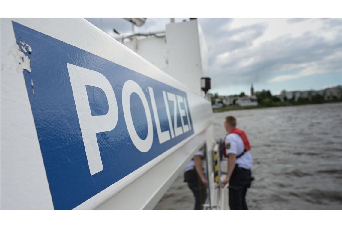 Die Wasserschutzpolizei hat eine Frau tot aus dem Rhein geborgen.