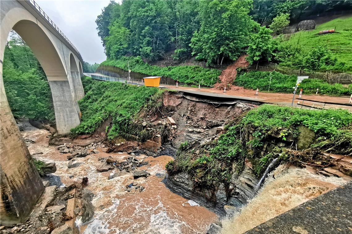 Die Wieslauf hat zwischen Rudersberg und Welzheim beim Viadukt im Bereich der Laufenmühle die Straße unterspült. Der Hang ist abgerutscht. Foto: Gabriel Habermann