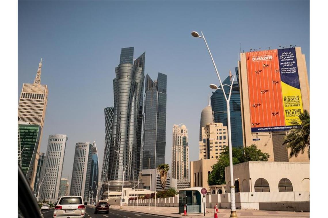 Das bringt der Tag bei der Leichtathletik-WM in Doha Die Wüsten-WM ist angesichts des Standortes umstritten: Werbung für die Titelkämpfe in Doha. Foto: Michael Kappeler