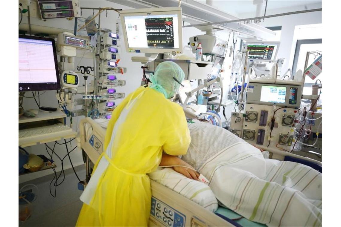 Intensivstationen füllen sich weiter Die Zahl der Covid-Patienten, die auf Intensivstationen in Deutschland behandelt werden müssen, ist am Freitag auf 4.740 angestiegen. Foto: Bodo Schackow/dpa-zentralbild/dpa