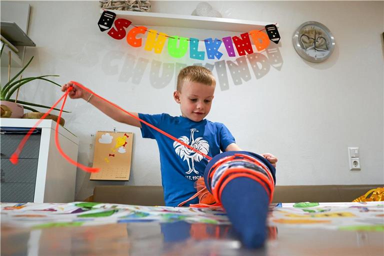 Die Zeit des Wartens hat ein Ende. Endlich kann der sechsjährige Lino seine Schultüte auspacken und schauen, ob sich darin das befindet, was er sich erhofft hat. Fotos: Alexander Becher