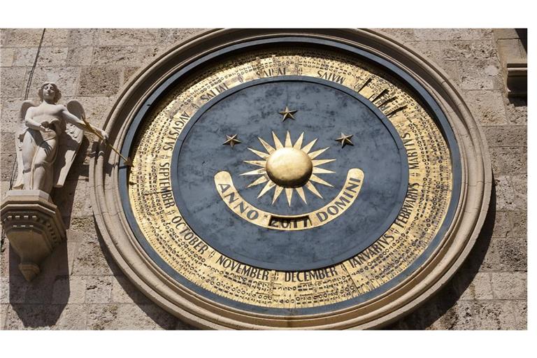 Die Zeit fest im Blick: Astronomische Uhr auf der Piazza Del Duomo vor der Kathedrale von Messina auf Sizilien.