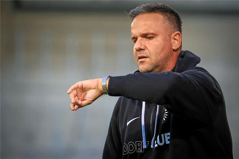 Die Zeit fürs Topduell zwischen der Elf von Trainer Evangelos Sbonias und den Stuttgarter Kickers ist gekommen. Verfolger Großaspach fordert den großen Titelfavoriten. Foto: Alexander Becher