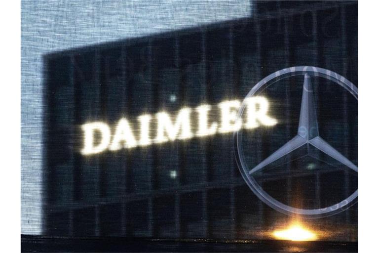 Die Zentrale der Daimler AG ist durch eine Flagge zu sehen. Foto: Marijan Murat/dpa/Archivbild