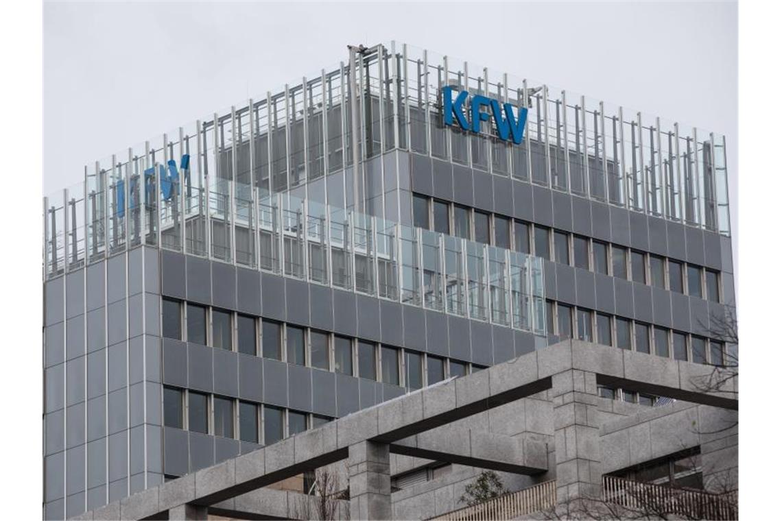 Förderbank KfW verdient im Corona-Jahr 2020 deutlich weniger Die Zentrale der Förderbank KfW in Frankfurt am Main. Foto: Frank Rumpenhorst/dpa