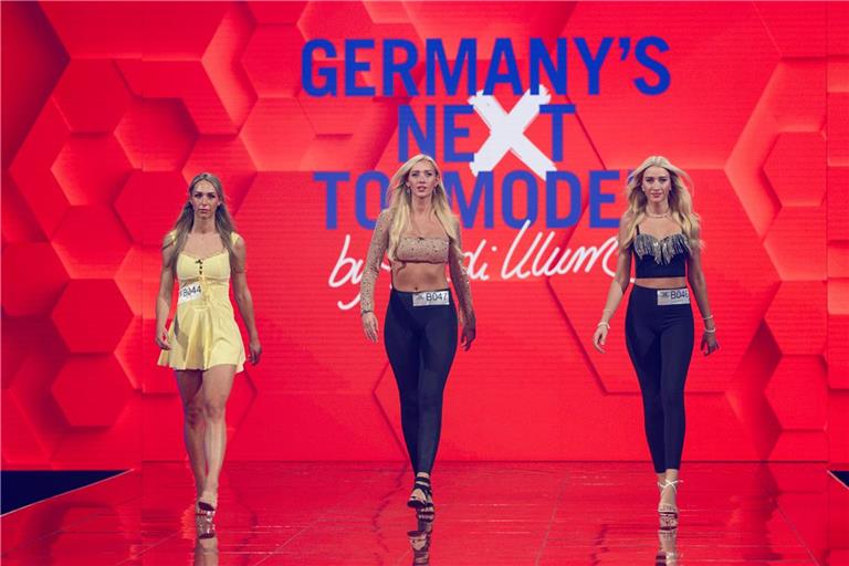 Die Zwillinge Nicole (Mitte) und Sonja (rechts) beim Casting von "Germany's Next Topmodel" 2025.