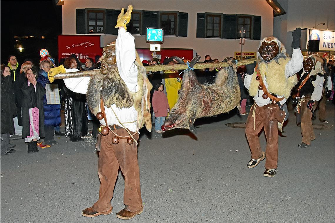 Diee Narrenzuft Hölltalschütz präsentieren eine erlegte Wildsau. Murreder Nachtu...