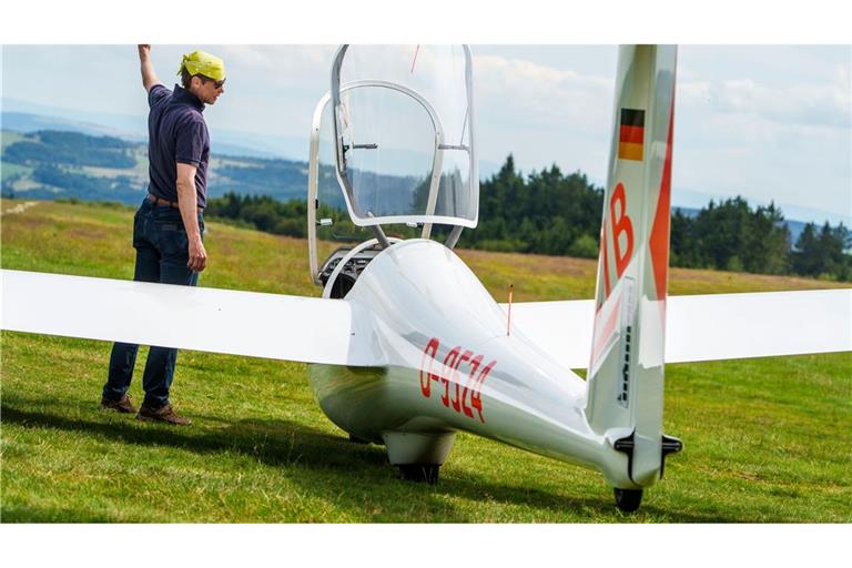 Dierk Althoff, Segelflugschüler, steht neben einem Schulungsflugzeug. Die Fliegerschule auf der Wasserkuppe gibt es seit 100 Jahren.