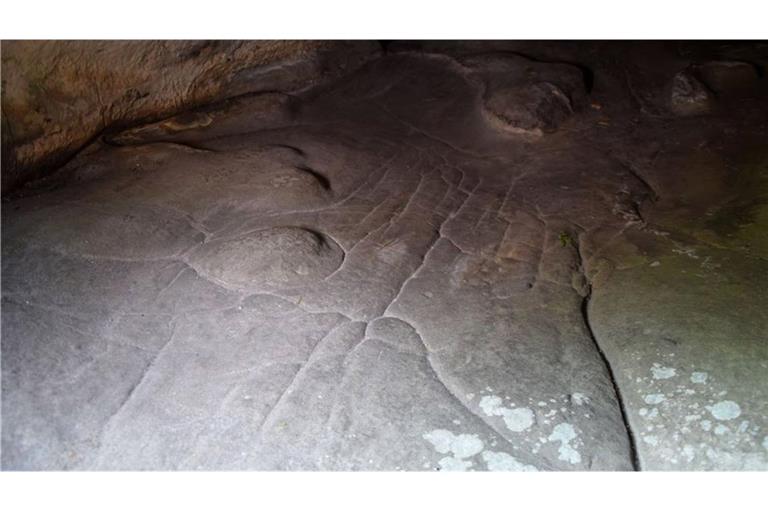 Diese dreidimensionale Miniatur-Landschaft am Boden des Felsunterstands Ségognole 3 bei Paris entstand vor 13.000 Jahren. Es ist die älteste 3D-Karte der Welt.