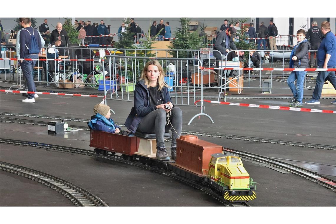 Diese Modelleisenbahn ist so stabil, dass sie das Gewicht von Menschen aushält.