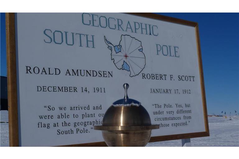 Diese Tafel  am Geografischen Südpol erinnert an das Wettrennen zwischen dem Norweger Roald Amundsen und dem Engländer Robert F. Scott.