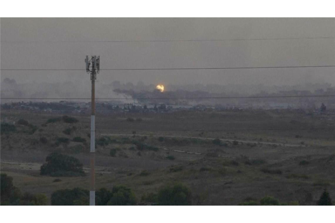 Dieser Ausschnitt aus einem im Süden Israels aufgenommenen Video zeigt Flammen und Rauch, die nach einem israelischen Luftangriff im Gazastreifen aufsteigen, wie palästinensische Sanitäter berichten.