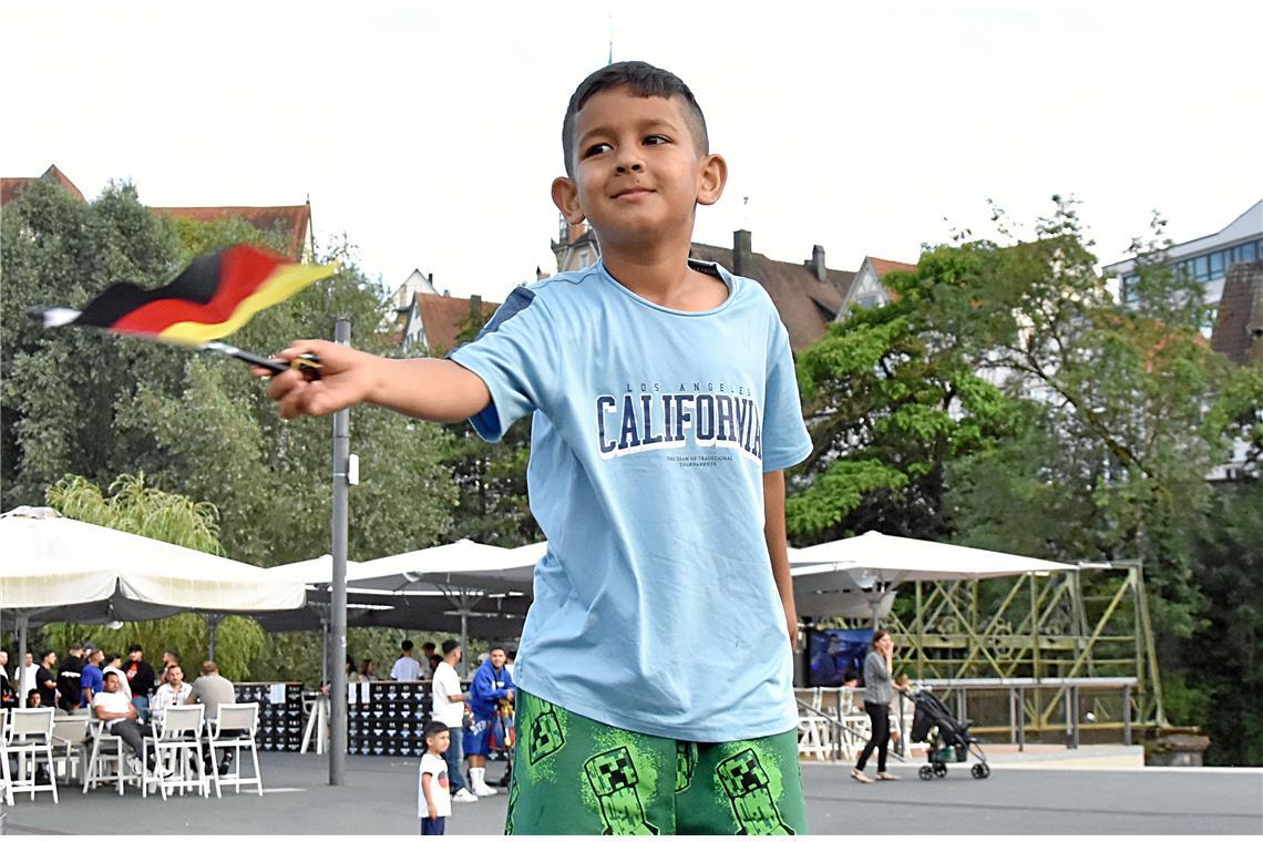 Dieser Junge an der Bleichwiese schwingt trotzdem stolz die deutsche Fahne.