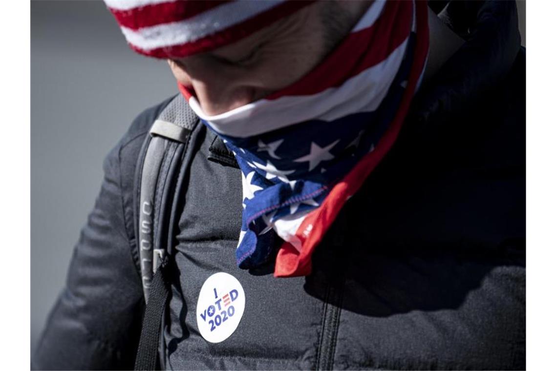 Auf diese Staaten kommt es in den USA jetzt an Dieser Mann hat schon gewählt. Staaten wie Pennsylvania oder North Carolina nehmen Briefwahlunterlagen noch mehrere Tage lang an. Foto: Fabian Sommer/dpa