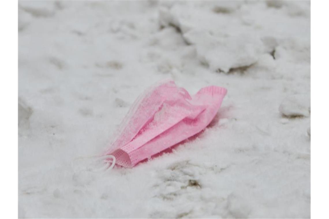 RKI: Sieben-Tage-Inzidenz sinkt weiter Dieser Mund-Nasen-Schutz hat ausgedient: Eine pinke Maske im Schnee. Foto: Annette Riedl/dpa/Symbolbild/Archiv