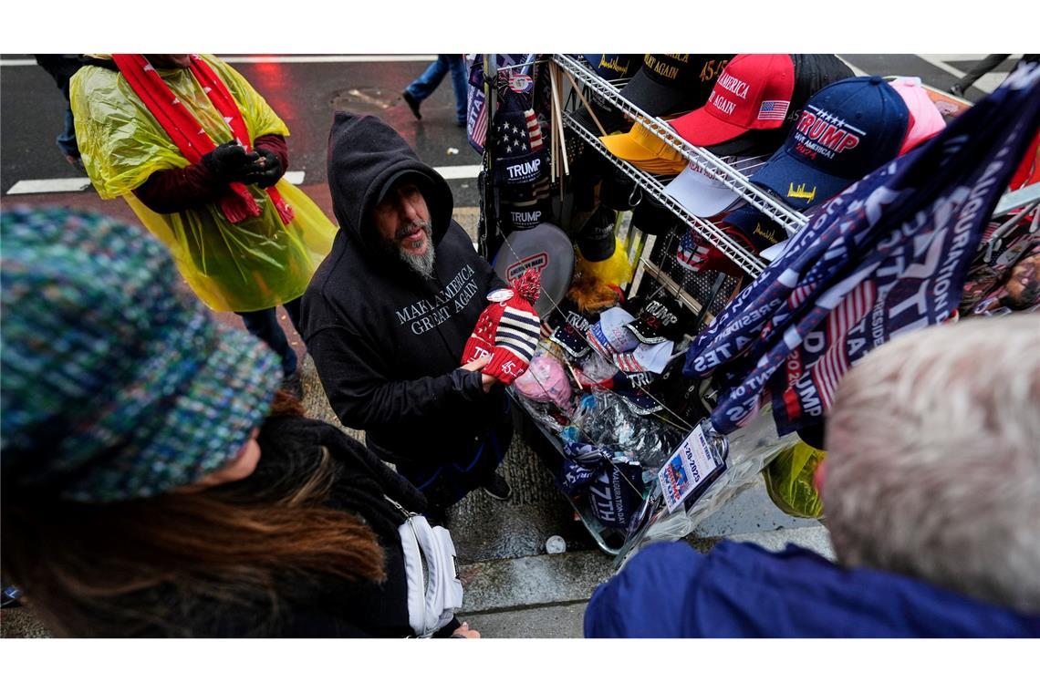 Dieser Straßenverkäufer wird vor der Arena, in der Trump später spricht, einiges an Merchandise-Artikeln los.