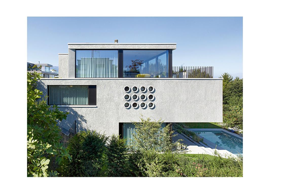 Dieses Einfamilienhaus der von kit Architekten steht in Zürich am Hang und . . .