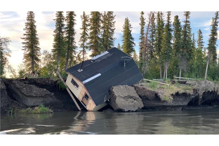 Dieses im Jahr 2021 aufgenommene und durch die Uni Wien zur Verfügung gestellte Foto zeigt eine Hütte, die im Zuge des Permafrost-Tauens und Erosion am kanadischen Mackenzie-Flussdelta zerstört wurde.