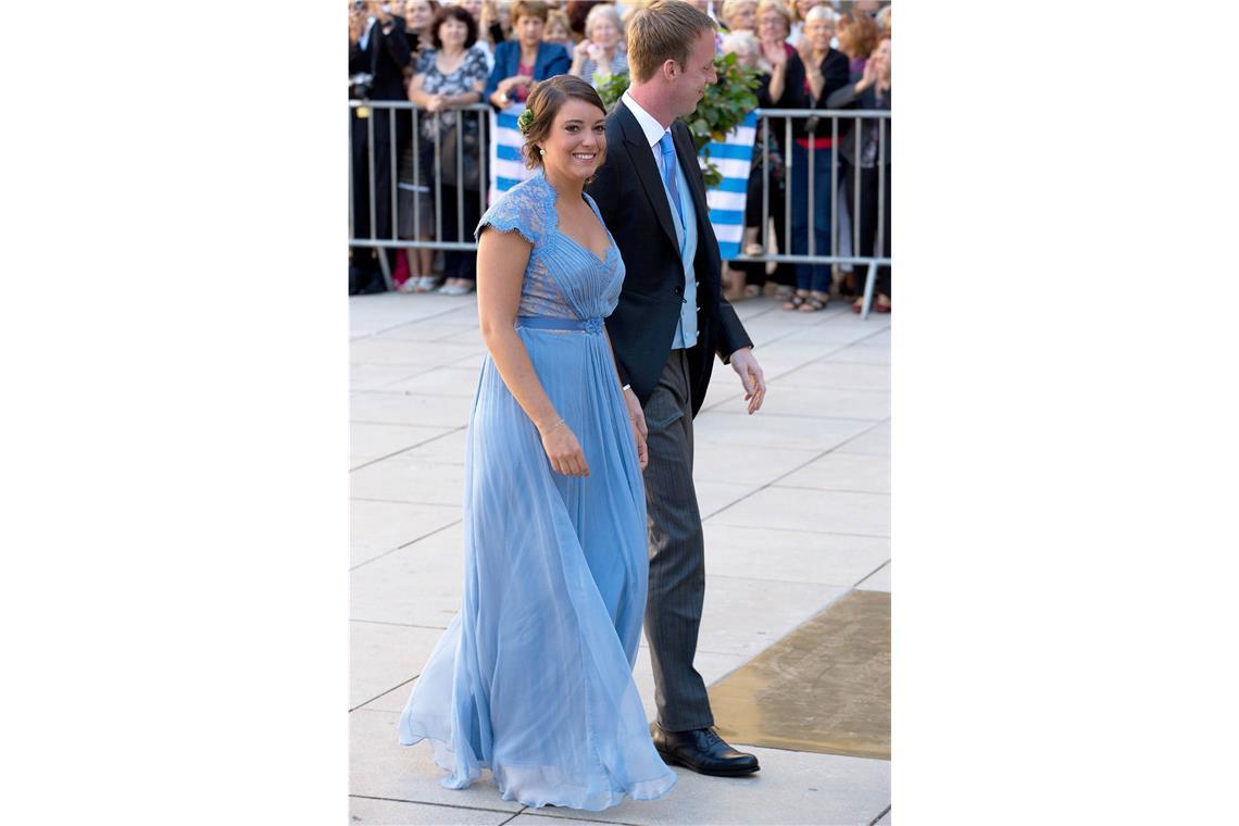 Dieses Kleid von Jenny Packham haben offenbar gleich mehrere Royals im Schrank hängen: <b>Prinzessin Alexandra von Luxemburg</b> trug es 2013 zur Hochzeit ihres Bruders Félix, ...