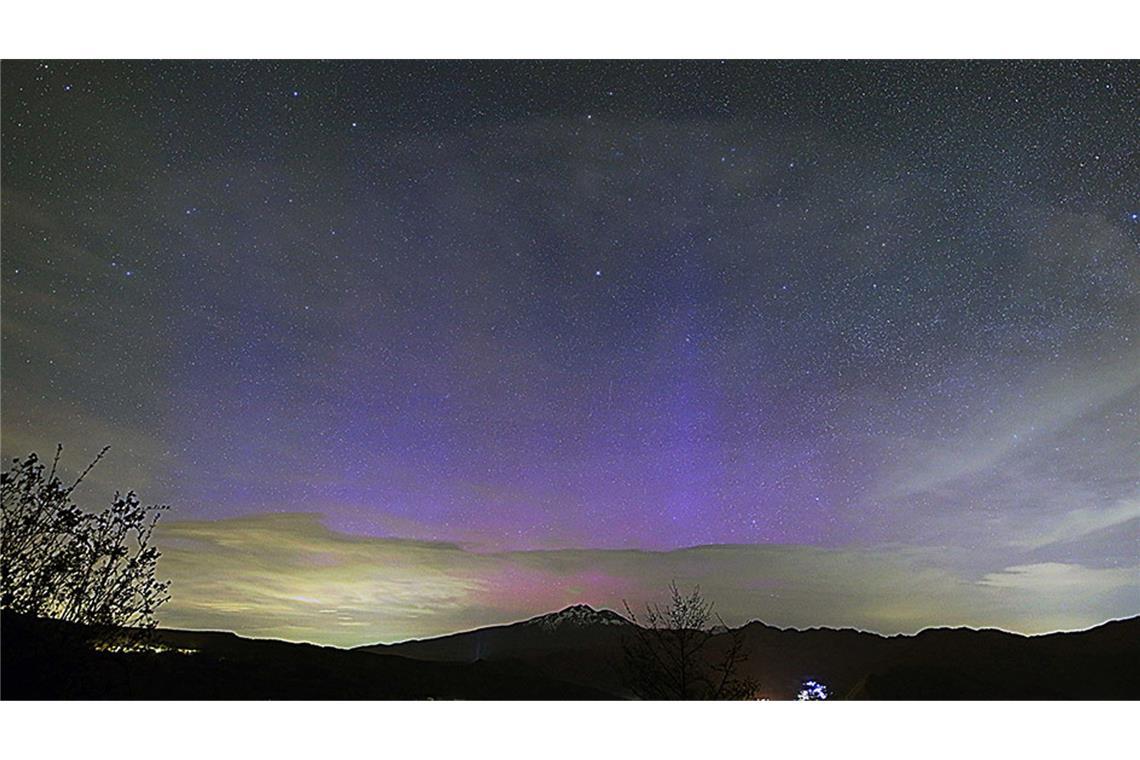 Dieses ungewöhnliche blaue Polarlicht trat im Mai 2024 über Japan auf. Doch wodurch wurde diese ungewöhnliche Farbe verursacht?