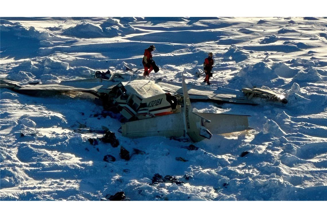 Dieses von der US-Küstenwache zur Verfügung gestellte Foto zeigt ein kleines Flugzeug, das im Westen Alaskas auf einem Flug in Richtung der Drehkreuzgemeinde Nome abgestürzt ist.