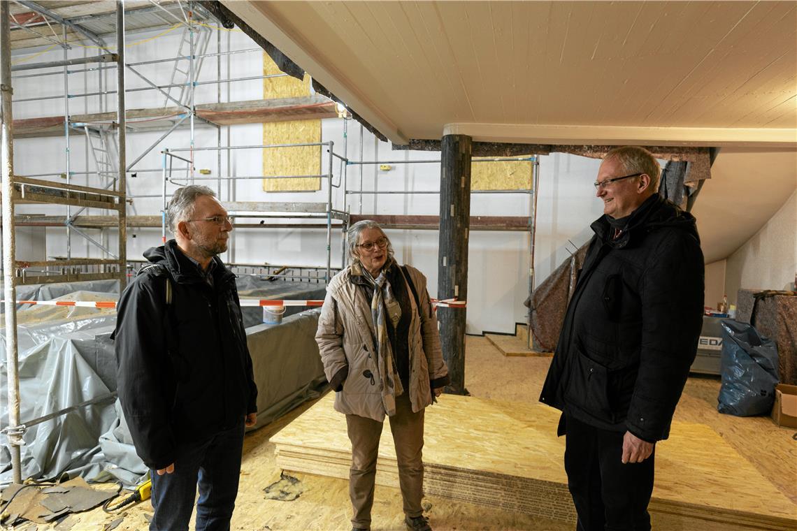 Dieter Hindl (links), Regine Pscheidl und Thomas Müller hoffen, nach Abschluss der Arbeiten in der Kirche wieder Gottesdienste feiern zu können. 