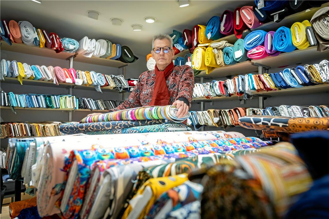 Dietmar Schmidt ist mit dem neuen Standort sehr zufrieden: Im September ist er mit seinem Backnanger Nähzentrum von der unteren Marktstraße in die Grabenstraße umgezogen. Fotos: Alexander Becher