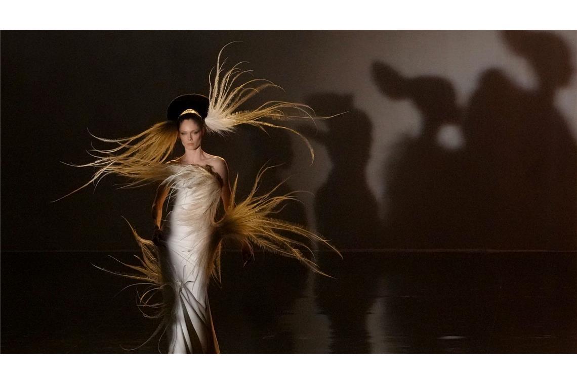 Direkt aus dem Feenwald: Ein Model trägt eine Kreation aus der Haute-Couture-Kollektion Frühjahr/Sommer 2025 von Stephane Rolland.