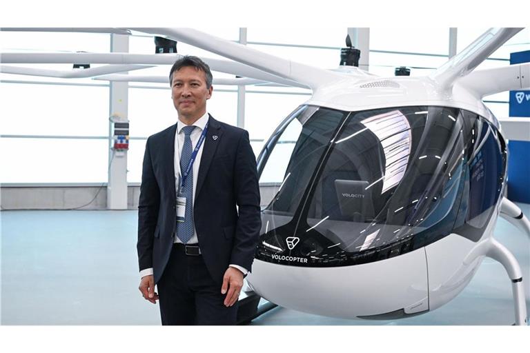 Dirk Hoke, Geschäftsführer von Volocopter, steht bei der Eröffnung eines Hangars für elektrisch angetriebene Flugtaxen vor einem Volocopter. Wollen Chinesen das Startup übernehmen?