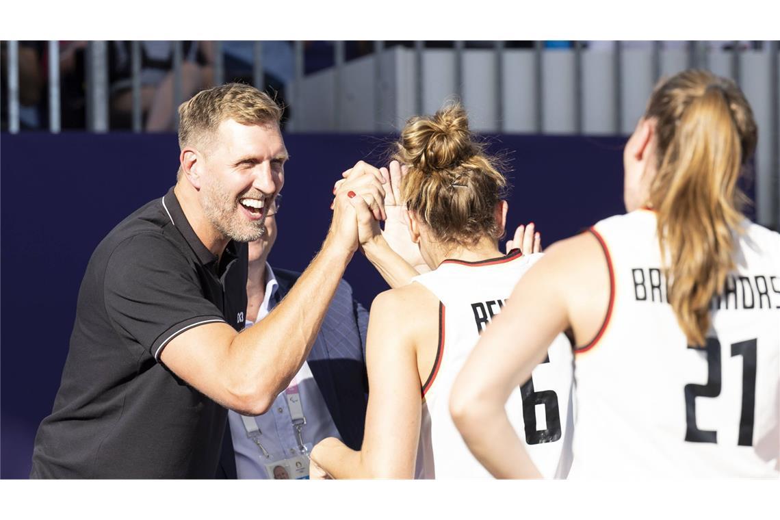 Dirk Nowitzki gratuliert den deutschen Basketballerinnen zur Medaille bei den Olympischen Spielen von Paris.