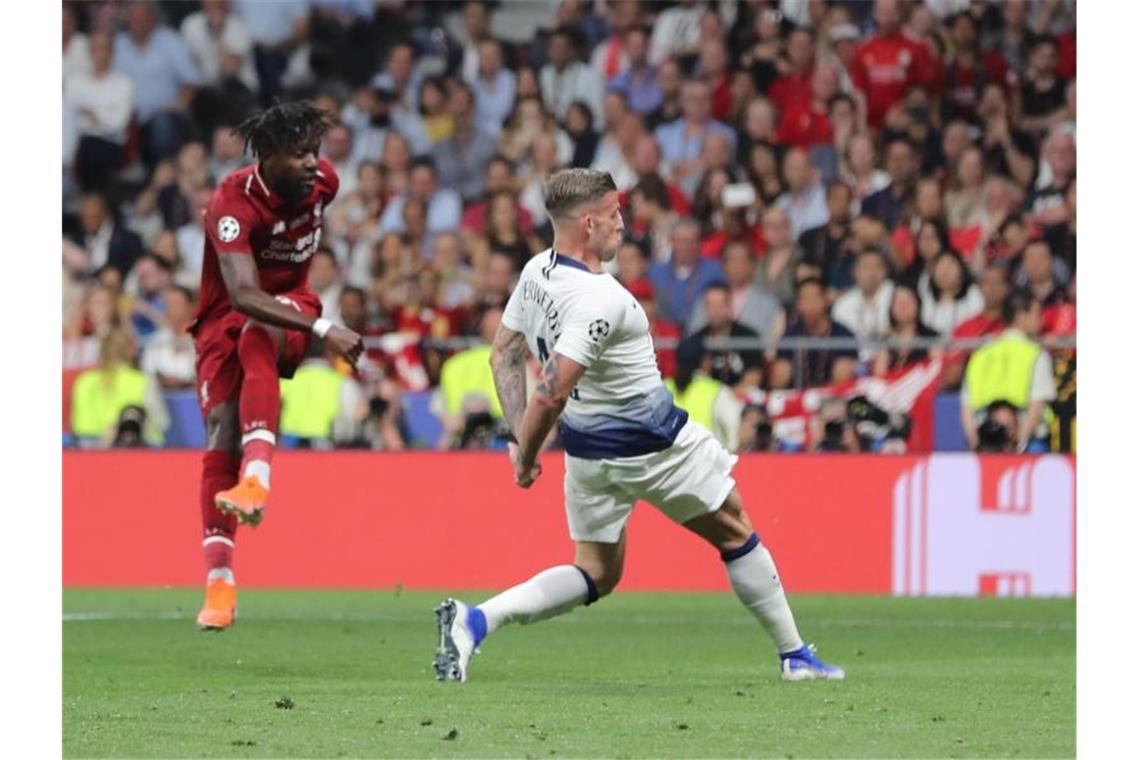 Klopp führt Liverpool gegen Tottenham auf Europas Thron Divock Origi (l) zieht ab und trifft zum 2:0 für Liverpool. Foto: Jan Woitas