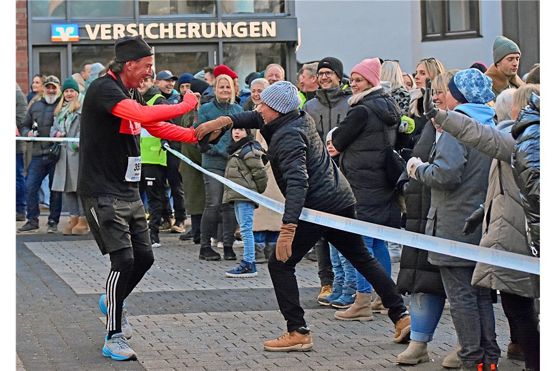 DJ Cheasy begeistert jedes jahr das Publikum. Silvesterlauf 2024 in Backnang. SP