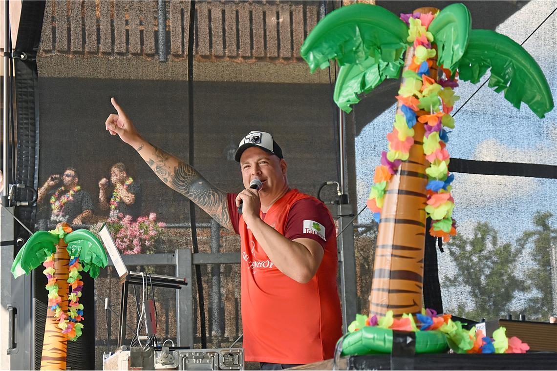 DJ Thommy im Aspach-Trikot beginnt den Malle-Abend in Aspach.