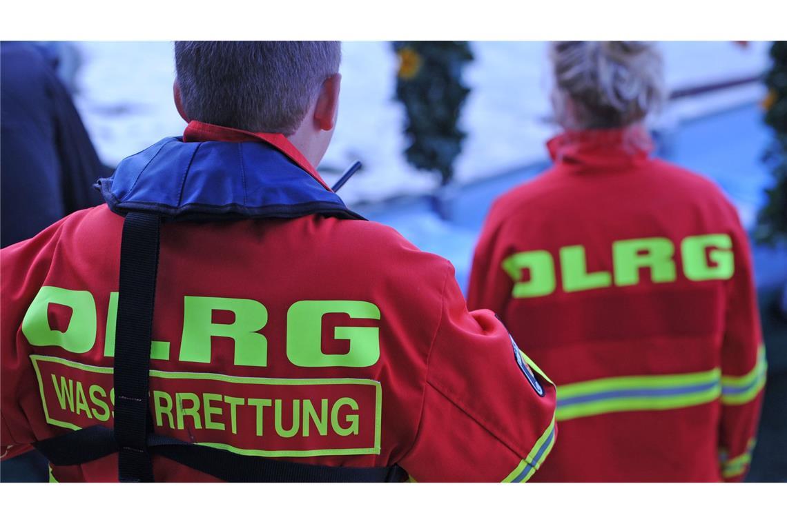 DLRG, Feuerwehr und Polizei mussten eine Leiche aus dem Oberen Ausee in Ulm bergen. (Symbolbild)