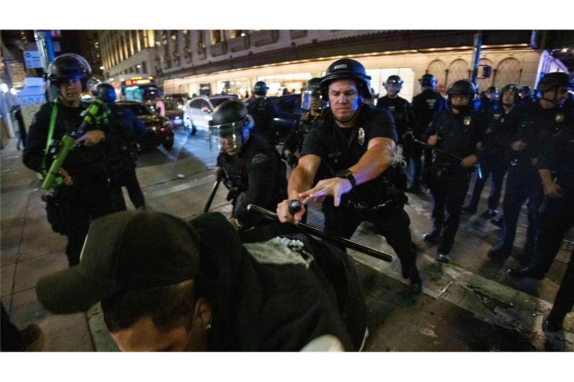 Dodgers Fans und die Polizei in Los Angeles liefern sich Auseinandersetzungen.