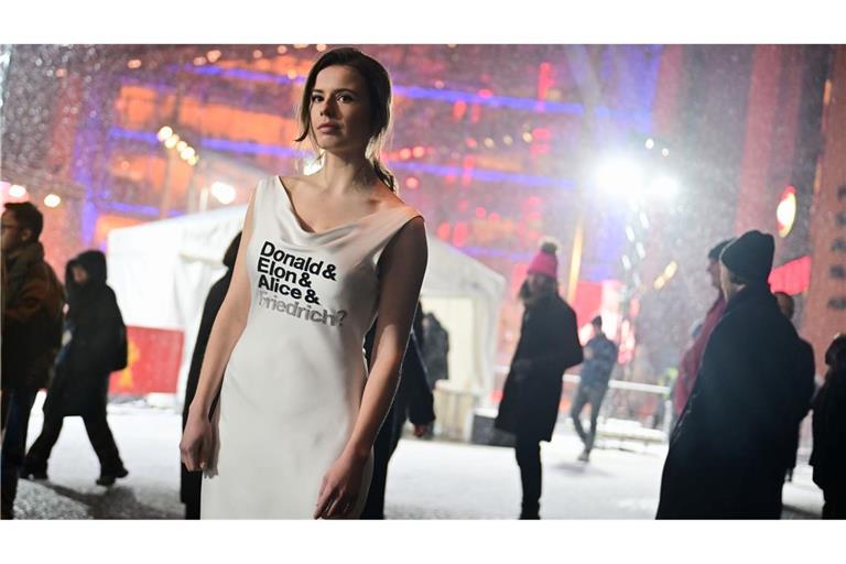 "Donald & Elon & Alice & Friedrich?" steht auf dem Kleid von Luisa Neubauer bei der Berlinale.