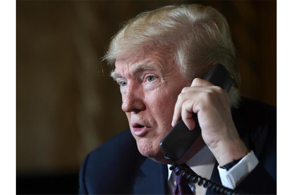 Donald Trump am Telefon. Foto: Susan Walsh/AP/dpa