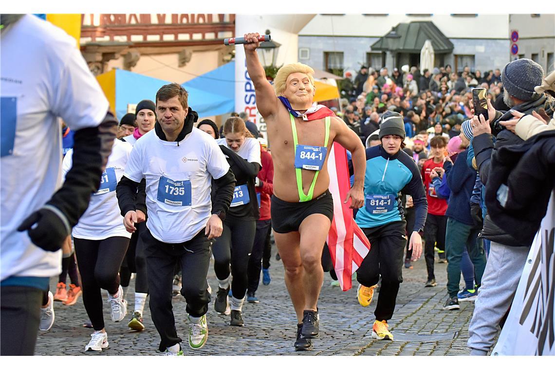 Donald Trump beim Staffellauf. Silvesterlauf 2024 in Backnang. SP