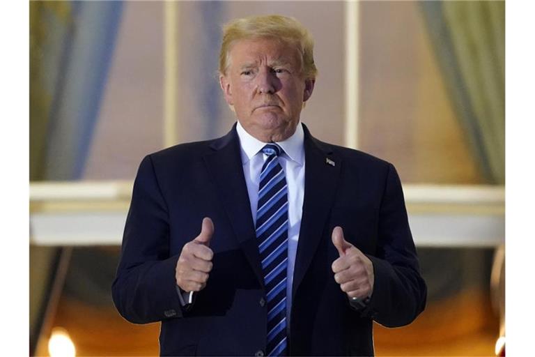 Donald Trump, Präsident der USA, steht auf dem Balkon des Weißen Hauses. Foto: Alex Brandon/AP/dpa