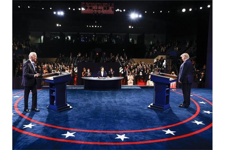 Donald Trump (r.) und Joe Biden beim letzten TV-Duell in der Belmont University. In der Mitte sitzt die Moderatorin Kristen Welker von NBC News. Foto: Jim Bourg/Reuters/AP/dpa